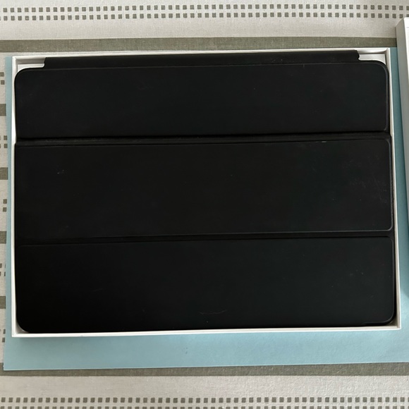 Apple Smart iPad Keyboard iPad Pro 10.5-inch, Open Box - Picture 5 of 6